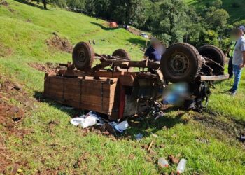 Mulher de 27 anos morre em acidente com carreta agrícola