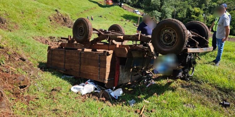 Mulher de 27 anos morre em acidente com carreta agrícola