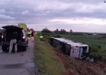 Ônibus sai da pista e tomba com 42 passageiros na BR-116, em Pelotas; PRF confirma 2 mortes e 40 feridos