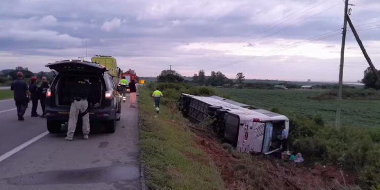 Ônibus sai da pista e tomba com 42 passageiros na BR-116, em Pelotas; PRF confirma 2 mortes e 40 feridos