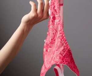 Mulher rouba calcinha de loja, usa por uma hora e devolve em cidade do RS