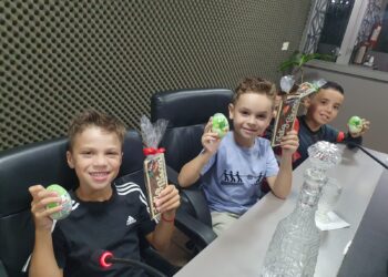 Meninos Encantam Audiência no Especial de Páscoa da Rádio Nova Roma FM