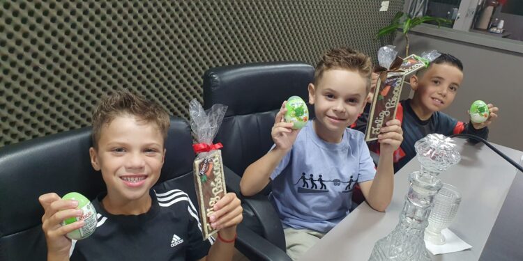 Meninos Encantam Audiência no Especial de Páscoa da Rádio Nova Roma FM
