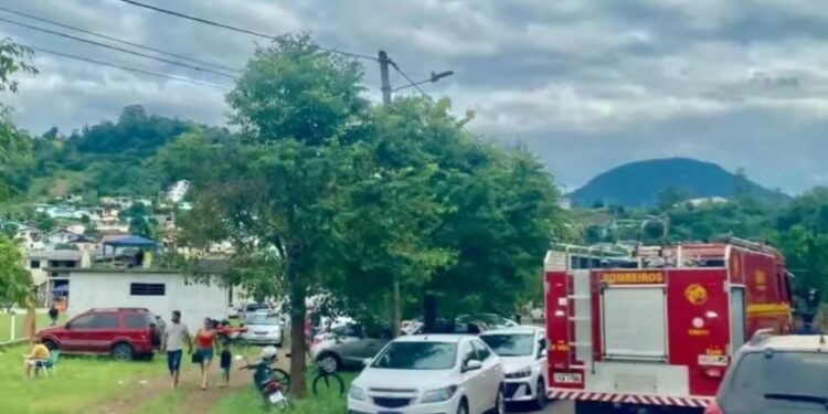 Jogador de 27 anos sofre descarga elétrica durante jogo de futebol em Roca Sales