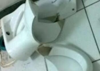 Criança morre após cair sobre vaso sanitário ao tentar mudar temperatura de chuveiro