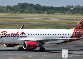 Avião com 153 passageiros desvia da rota após piloto e copiloto dormirem em pleno voo na Indonésia