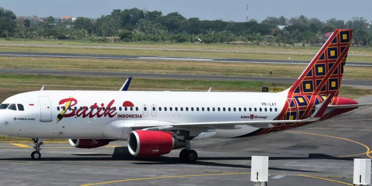 Avião com 153 passageiros desvia da rota após piloto e copiloto dormirem em pleno voo na Indonésia