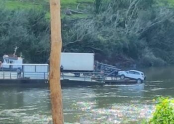 Susto na Balsa de Santa Bárbara: Veículo Quase Cai no Rio Taquari