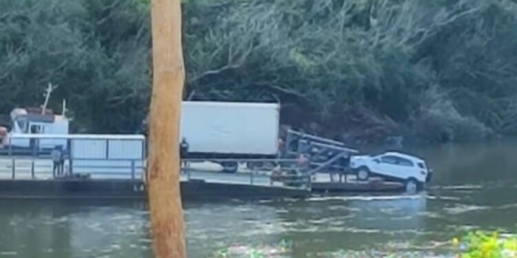 Susto na Balsa de Santa Bárbara: Veículo Quase Cai no Rio Taquari