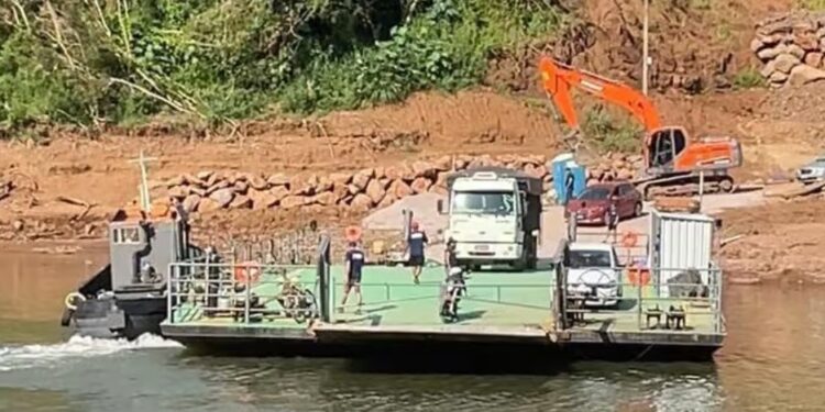 Problemas na Travessia: Balsa no Rio Taquari Interrompe Serviço devido a Problemas Mecânicos