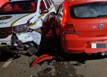 Mulher embriagada perde controle e bate em viatura da BM