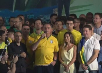 Bolsonaro fala em “mundo caindo na cabeça” e diz não temer julgamento