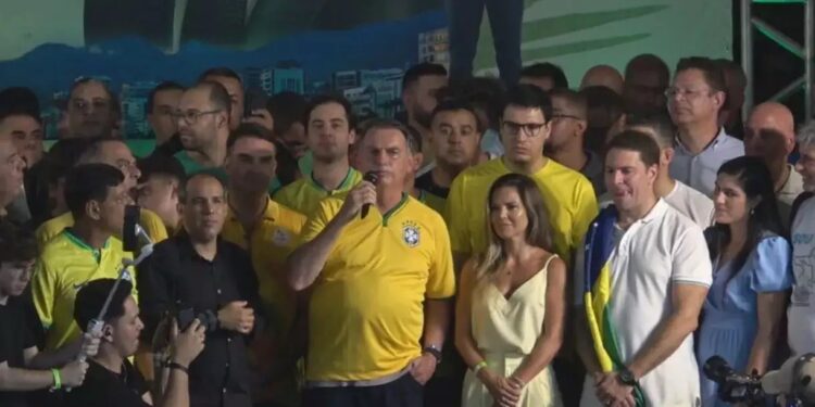 Bolsonaro fala em “mundo caindo na cabeça” e diz não temer julgamento