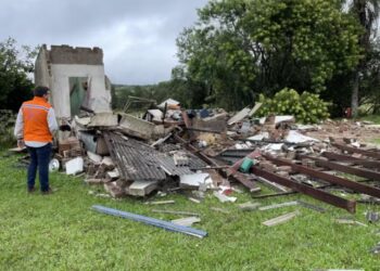 Homem fica ferido após casa desabar durante temporal em Cerrito