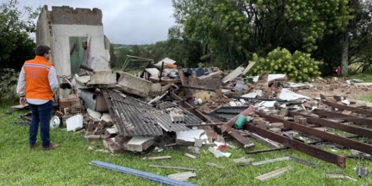 Homem fica ferido após casa desabar durante temporal em Cerrito