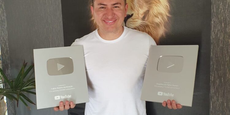 Youtuber Fabio Nunes conquista sua segunda placa do play de prata do youtube