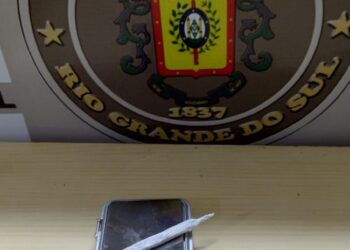 Motorista conduzindo um Ford Focus é abordado pela BM De Nova roma Do Sul com cigarro de maconha