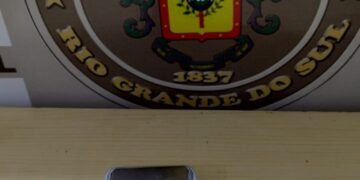 Motorista conduzindo um Ford Focus é abordado pela BM De Nova roma Do Sul com cigarro de maconha