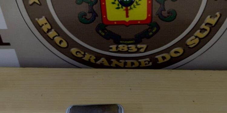 Motorista conduzindo um Ford Focus é abordado pela BM De Nova roma Do Sul com cigarro de maconha