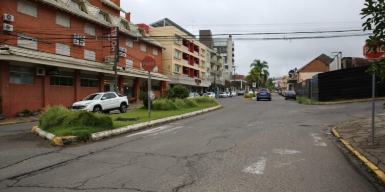 Trabalhos de Remoção do Canteiro Central na Rua Júlio de Castilhos Iniciam Nesta Sexta-feira em Farroupilha