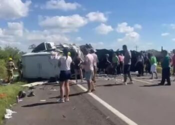 Colisão entre van e caminhão deixa quatro mortos em Santana do Livramento