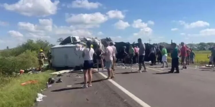 Colisão entre van e caminhão deixa quatro mortos em Santana do Livramento