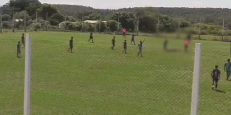Adolescente morre após desmaiar durante jogo de futebol
