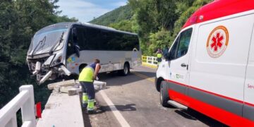 Ônibus Transportando Turistas Quase Despenca de Ponte na ERS-446
