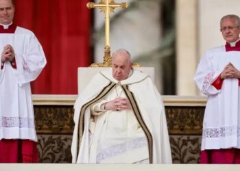 Papa realiza missa de Páscoa em meio a preocupações com sua saúde