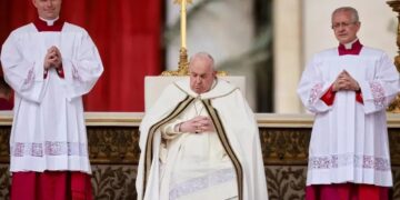Papa realiza missa de Páscoa em meio a preocupações com sua saúde