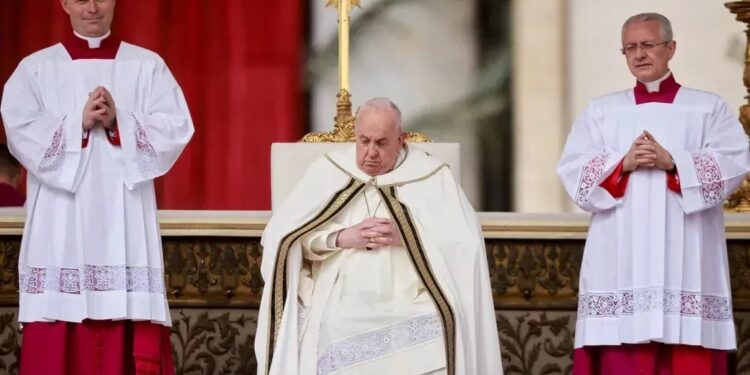Papa realiza missa de Páscoa em meio a preocupações com sua saúde