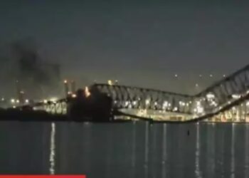 Navio começou a desviar da sua rota dois minutos antes de bater em ponte nos Estados Unidos