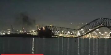 Navio começou a desviar da sua rota dois minutos antes de bater em ponte nos Estados Unidos