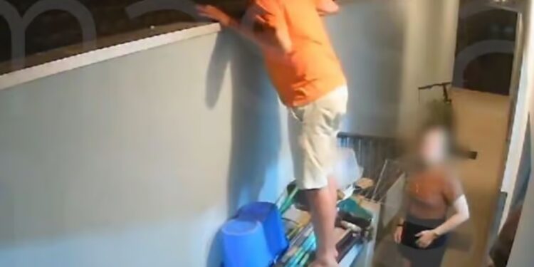 Homem sobe em muro para ver confusão no vizinho e morre com tiro no rosto