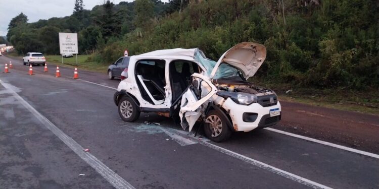 Tragédia na RSC-453: Passageira do Fiat Mobi morre após colisão com caminhão em Farroupilha