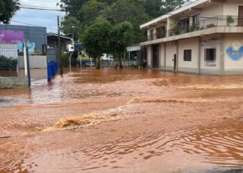 Chuva provoca deslizamento de pedras e alagamentos no RS