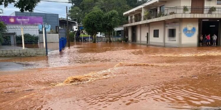 Chuva provoca deslizamento de pedras e alagamentos no RS