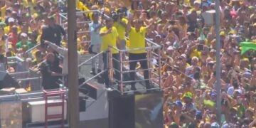Em ato em Copacabana, Bolsonaro defende bilionário Elon Musk e nega existência de “minuta de golpe”
