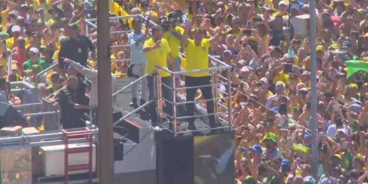 Em ato em Copacabana, Bolsonaro defende bilionário Elon Musk e nega existência de “minuta de golpe”