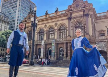 Casal com roupa típica do RS diz ter sido barrado no Theatro Municipal de SP por usar ‘fantasia’