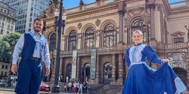 Casal com roupa típica do RS diz ter sido barrado no Theatro Municipal de SP por usar ‘fantasia’