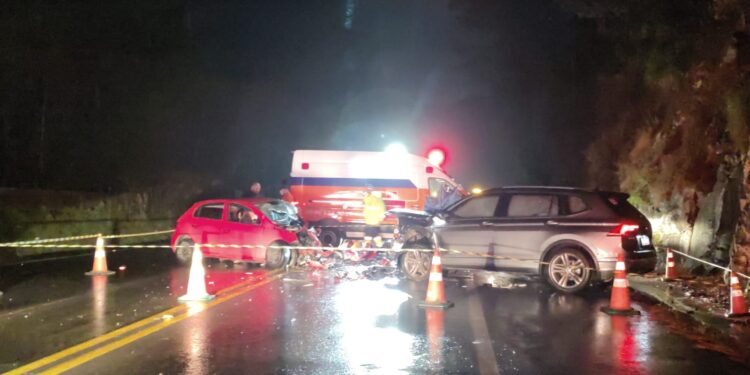 Jovem morre em acidente frontal entre VW Gol e VW Tiguan na ERS-122 em Caxias do Sul