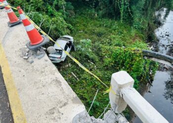 Condutor de Toyota Corolla Despenca da Ponte do Arroio Maestra em Caxias do Sul
