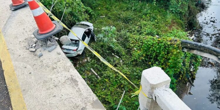 Condutor de Toyota Corolla Despenca da Ponte do Arroio Maestra em Caxias do Sul