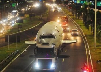Avião Boeing é transportado pelas ruas de Porto Alegre