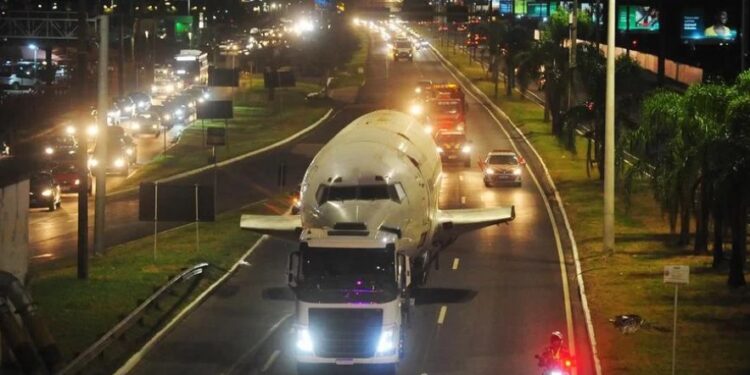 Avião Boeing é transportado pelas ruas de Porto Alegre