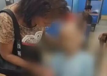 Mulher que levou homem morto em cadeira de rodas para sacar empréstimo em banco é presa no Rio