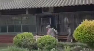 Adolescente de 15 anos é ferida com golpes de faca por colega em pátio de escola no RS