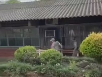 Adolescente de 15 anos é ferida com golpes de faca por colega em pátio de escola no RS