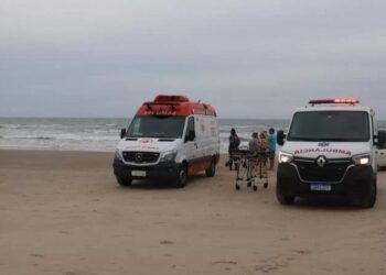 Embarcação naufraga e sete são resgatados pelo Corpo de Bombeiros em Arroio do Sal